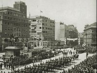 Zagreb, 9. svibnja 1945. godine. Prva vojna parada jedinica JA koje su sudjelovale u borbama za oslobođenje grada. Konjaničke jedinice prolaze Trgom.jpg